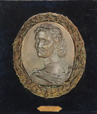 un gros plan sur une plaque sur laquelle figure le visage d'une femme