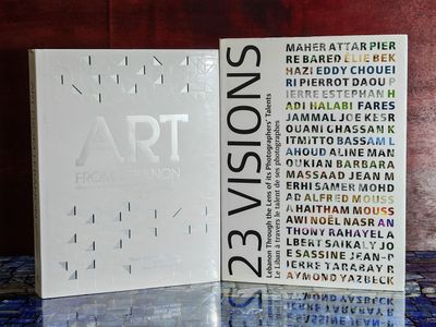 deux livres posés l'un à côté de l'autre sur une table