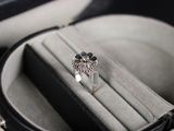 une bague dans un écrin posé sur une table