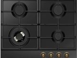 une plaque de cuisson noire à quatre feux et quatre boutons