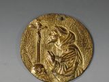 un gros plan d'une pièce d'or sur laquelle figure un squelette