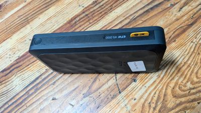 un gros plan d'un téléphone portable posé sur une table en bois