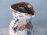 un vase bleu et blanc posé sur une surface bleue