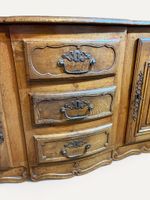 Buffet régional en bois naturel, mouluré et sculpté ouvrant … (photo 5)