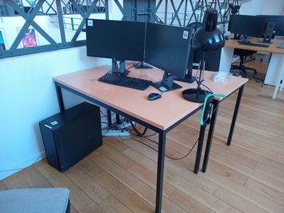 un bureau équipé de deux écrans et d'un clavier