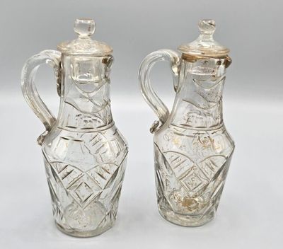 paire de vases anciens en cristal taillé avec couvercles