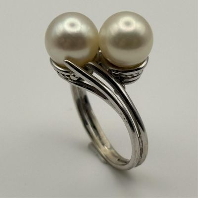 Bague en or blanc 18K sertie de 2 perles.