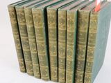 plusieurs vieux livres sont empilés sur une surface blanche