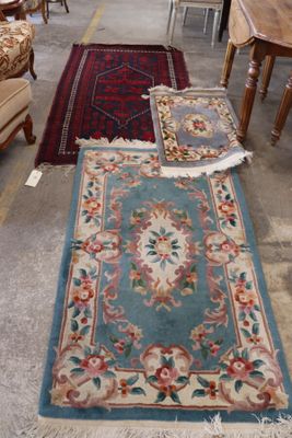 plusieurs tapis et chaises dans une pièce équipée d'une table et de chaises