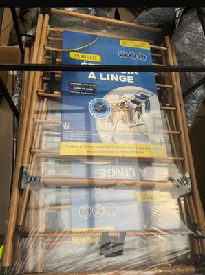 plein de paquets de papier toilette sur l'étagère