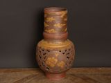 un vase posé sur une table en bois