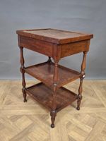 Deux petites tables en noyer à trois plateaux superposés. (photo 4)