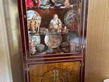 un vaisselier contenant de nombreux objets décoratifs