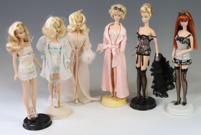 BARBIE SILKSTONE. Reunion de 6 poupées dans différentes tenu… - Photo 1