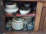 un placard contenant de nombreuses assiettes et bols