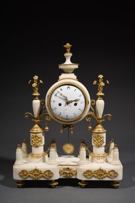PENDULE PORTIQUE En marbre blanc et bronze doré