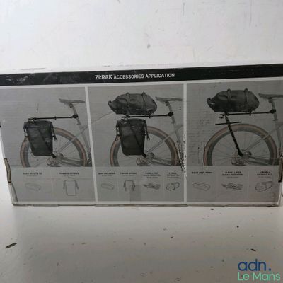 image encadrée représentant un vélo avec un sac fixé à l'arrière
