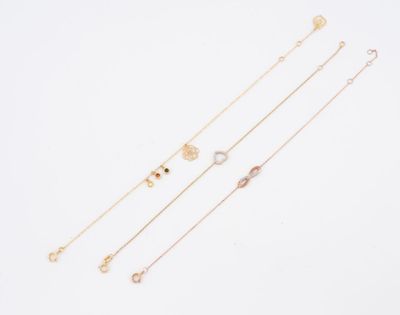 un ensemble de cinq colliers en or et diamants