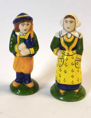 deux figurines d'un homme et d'une femme debout l'un à côté de l'autre
