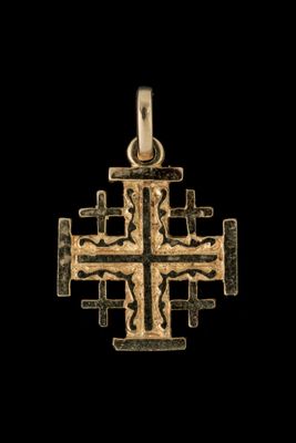 une image représentant un pendentif en forme de croix en or sur fond noir