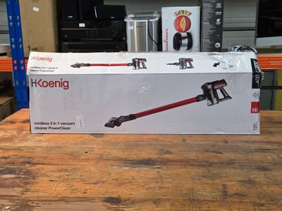 emballage d'un outil rouge et noir posé sur une table en bois