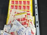 beaucoup de billets dans un sac en plastique posé sur une table