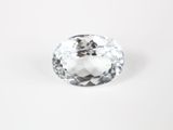 gros plan d'un diamant blanc sur une surface blanche