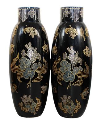 une paire de vases noirs ornés de motifs dorés et bleus