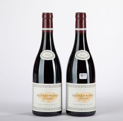 deux bouteilles de vin rouge posées l'une à côté de l'autre sur une table