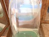 une cloche en verre renfermant une horloge