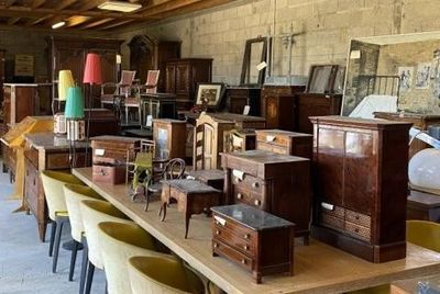 de nombreux meubles anciens posés sur une table dans une pièce