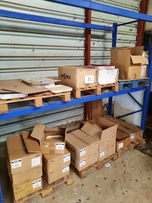 de nombreux cartons et boîtes sur les étagères de l'entrepôt