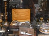 une vitrine en verre contenant divers objets