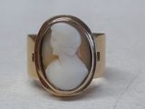 une image représentant une bague sur laquelle figure le profil d'une femme