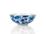 un bol bleu et blanc orné d'un dragon