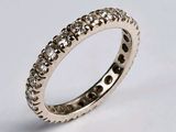 gros plan d'une bague en diamant sur fond blanc