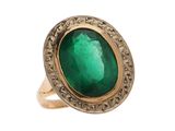 l'image d'une bague contenant une pierre verte