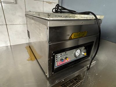 une machine posée sur le comptoir d'une cuisine