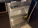 une photo d'une machine à glaçons professionnelle dans une cuisine