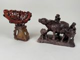 deux petites statues d'animaux et un bol posés sur une table