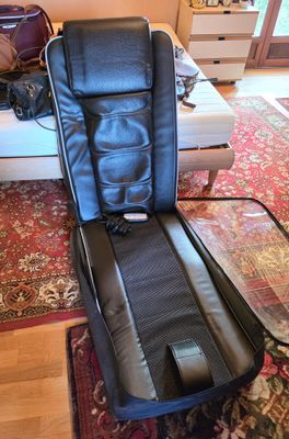 une valise posée par terre dans le salon