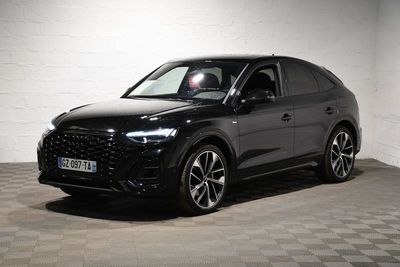 L'Audi Q4 est garée dans un garage dont le sol est en damier.