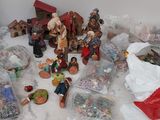 une table sur laquelle sont disposées de nombreuses figurines de Noël