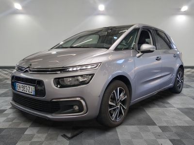 La nouvelle Citroën est garée dans un showroom au sol carrelé