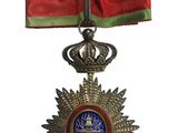 Gros plan sur une médaille entourée d'un ruban