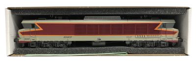 un petit train qui se trouve dans une boîte posée sur la table