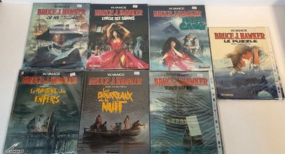 des livres posés sur une table recouverte d'une nappe blanche