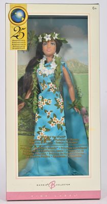 La poupée se trouve dans une boîte décorée d'une robe bleue et de fleurs.