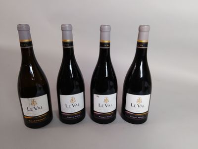 trois bouteilles de vin sont alignées sur une surface blanche