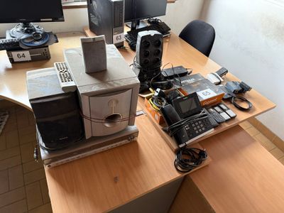 un bureau sur lequel sont posés de nombreux appareils électroniques